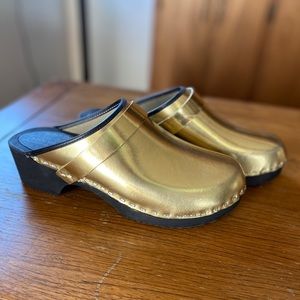 Moheda gold wooden clogs